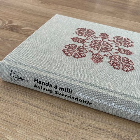 Handa á milli - Heimilisiðnaðarfélag Íslands í hundrað ár