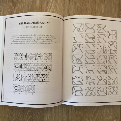 Úr handraðanum - munstur, höfðaletur