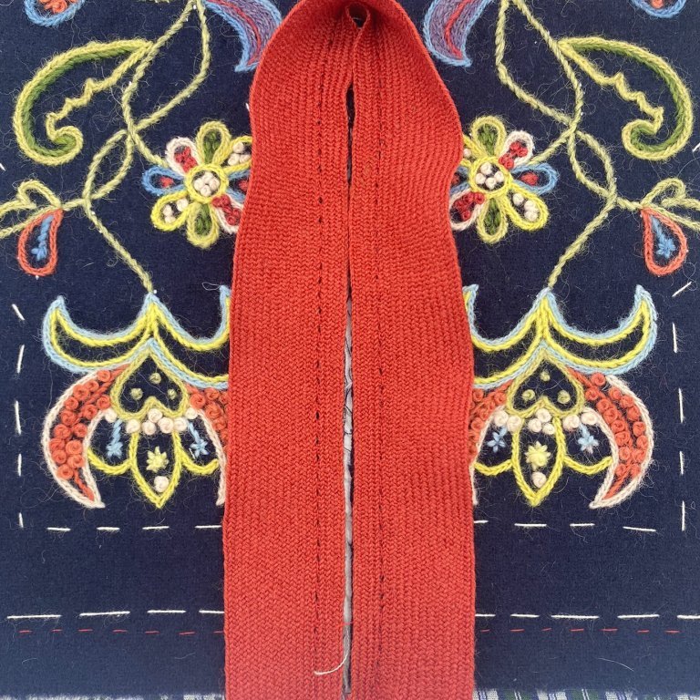 Klaufin er brydduð fyrst. Leggið bryddinguna á réttuna, hafið ávallt augun á brún klaufarinnar. Saumið bryddinguna á með nokkuð þéttum aftursting. Athugið að það getur reynst vandasamt að sauma niður bryddinguna í kverkinni. Reynið að brjóta vasann saman á þann máta að hægt sé að sauma bryddinguna áfram flata við. Þegar búið er að sauma bryddinguna við á hún að standa upprétt í kverkinni.