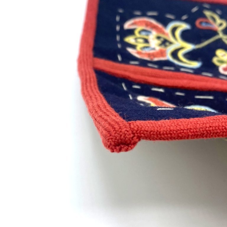 Bryddið efri hlið vasans og gangið snyrtilega frá enda bryddingarinnar með því að brjóta hana innundir og sauma fast