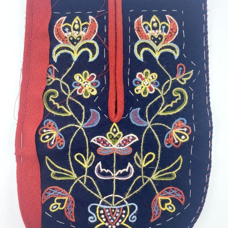 Bind the pocket, starting with the sides. Cut the binding at the top edge and secure the binding by wrapping the thread tightly around it