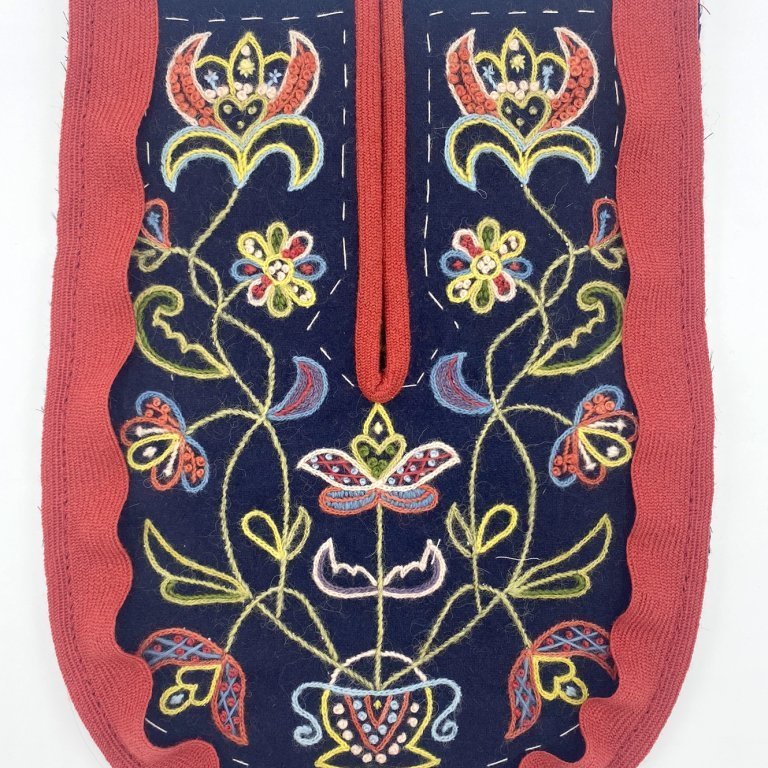 Bind the pocket, starting with the sides. Cut the binding at the top edge and secure the binding by wrapping the thread tightly around it